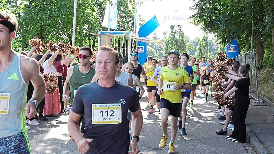 Läufer kurz nach dem Start des Zehn-Kilometer-Hauptlaufs Läufer kurz nach dem Start des Zehn-Kilometer-Hauptlaufs