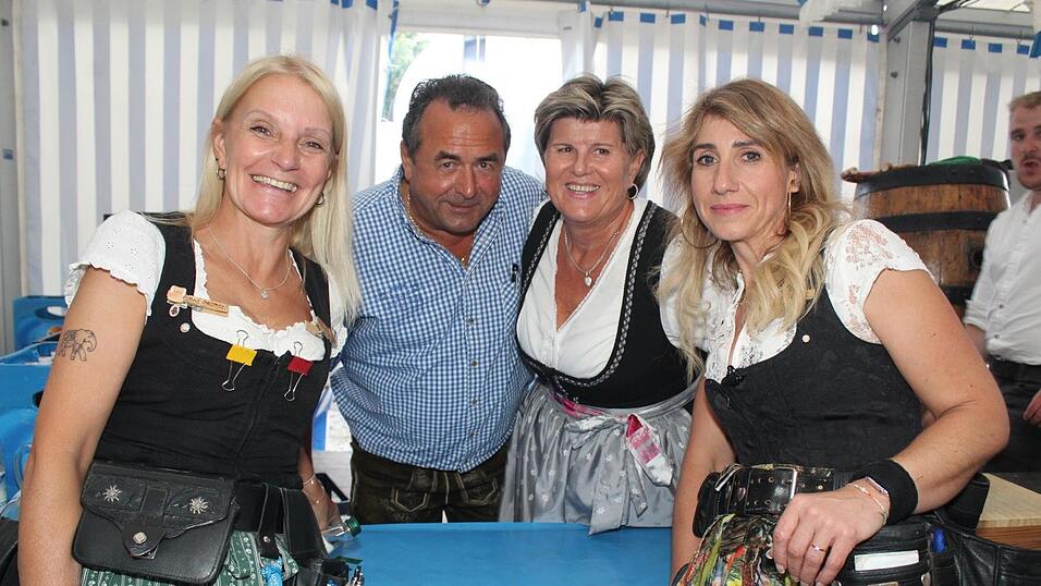 Zur Musik von Headless wurde ausgelassen gefeiert. Zur Musik von Headless wurde ausgelassen gefeiert.