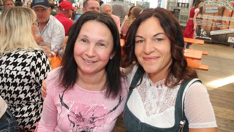 Zur Musik von Headless wurde ausgelassen gefeiert. Zur Musik von Headless wurde ausgelassen gefeiert.