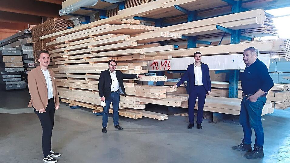 Noch scheinen die Freien Wähler Kreisrat Julian Preidl, MdL Tobias Gotthardt und Bundestagskandidat Christian Schindler im Lager von Heinrich Weingärtner (rechts) vor vollem Lager zu stehen, doch der Nachschub ist massiv gefährdet. Noch scheinen die Freien Wähler Kreisrat Julian Preidl, MdL Tobias Gotthardt und Bundestagskandidat Christian Schindler im Lager von Heinrich Weingärtner (rechts) vor vollem Lager zu stehen, doch der Nachschub ist massiv gefährdet.