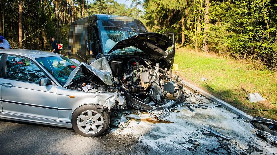 Die Fahrzeuge krachten wohl frontal ineinander. Die Fahrzeuge krachten wohl frontal ineinander.