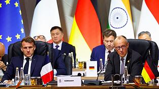 Keine erzwungene Kapitulation: Der französische Präsident Emmanuel Macron und Kanzler Friedrich Merz wollen versuchen, das Schlimmste zu verhindern. Keine erzwungene Kapitulation: Der französische Präsident Emmanuel Macron und Kanzler Friedrich Merz wollen versuchen, das Schlimmste zu verhindern.