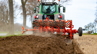 Bei Feldarbeiten hat ein Landwirt mehrere Kabel durchtrennt. Ob er für den entstandenen Schaden aufkommen muss, ist noch nicht abschließend geklärt. (Symbolbild) Bei Feldarbeiten hat ein Landwirt mehrere Kabel durchtrennt. Ob er für den entstandenen Schaden aufkommen muss, ist noch nicht abschließend geklärt. (Symbolbild)