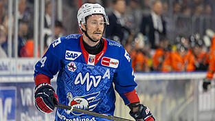 Tom Kühnhackl fällt mit einer Oberkörperverletzung mehrere Monate lang aus. Tom Kühnhackl fällt mit einer Oberkörperverletzung mehrere Monate lang aus.