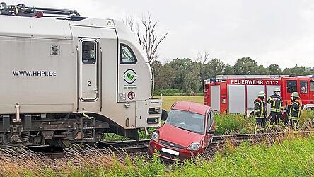 Bahnunfall 2021 in Seebach: Glück im Unglück hatte damals eine 85-Jährige, die eine herannahende Lok übersah und mit ihrem Auto 60 Meter weit mitgeschleift wurde. Bahnunfall 2021 in Seebach: Glück im Unglück hatte damals eine 85-Jährige, die eine herannahende Lok übersah und mit ihrem Auto 60 Meter weit mitgeschleift wurde.