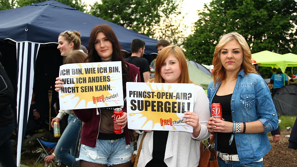 Die Besucher des Pfingst-Open-Airs in Salching sind schon in Feierlaune, aufgenommen von David Voltz am Freitag. Die Besucher des Pfingst-Open-Airs in Salching sind schon in Feierlaune, aufgenommen von David Voltz am Freitag.