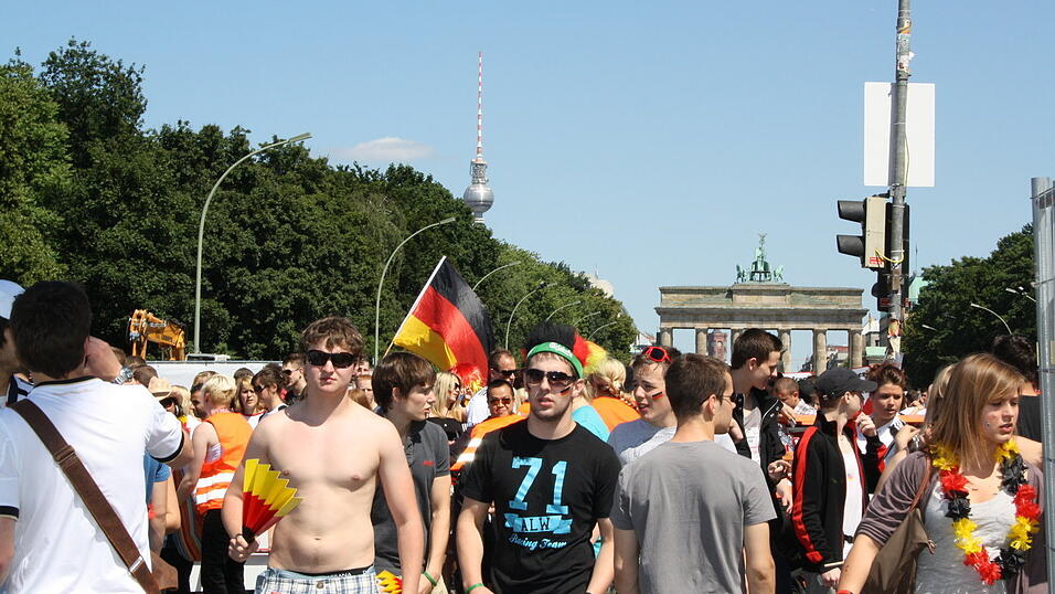 Christian Fertl war am Sonntag auf der Fanmeile in Berlin und erlebte dort das Achtelfinale gegen England auf Großleinwand. Christian Fertl war am Sonntag auf der Fanmeile in Berlin und erlebte dort das Achtelfinale gegen England auf Großleinwand.