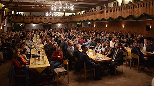 Mit rund 800 Besuchern war der Festsaal der Brauhausstuben beinahe bis auf den letzten Platz besetzt. Mit rund 800 Besuchern war der Festsaal der Brauhausstuben beinahe bis auf den letzten Platz besetzt.