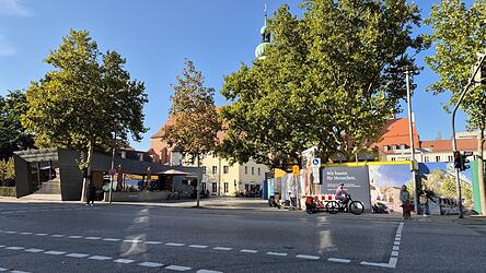 Fußgängerzone und Eingang zur Innenstadt: der Steiner-Thor-Platz aus Richtung Bahnhofstraße. Fußgängerzone und Eingang zur Innenstadt: der Steiner-Thor-Platz aus Richtung Bahnhofstraße.