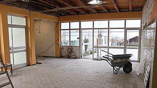 Der Eingangsbereich ins Freibad wird durch die Umbaumaßnahme neu strukturiert. Links, wo bislang das Kassenhäuschen stand, wird ein Aufzug eingebaut. Rechts entsteht der Kassenbereich mit neuem Zugangssystem. Der Eingangsbereich ins Freibad wird durch die Umbaumaßnahme neu strukturiert. Links, wo bislang das Kassenhäuschen stand, wird ein Aufzug eingebaut. Rechts entsteht der Kassenbereich mit neuem Zugangssystem.