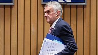 NRW-Innenminister Herbert Reul äußerte sich zum Vorfall in Bochum, bei dem ein Schuss auf eine Zwölfjährige fiel. NRW-Innenminister Herbert Reul äußerte sich zum Vorfall in Bochum, bei dem ein Schuss auf eine Zwölfjährige fiel.