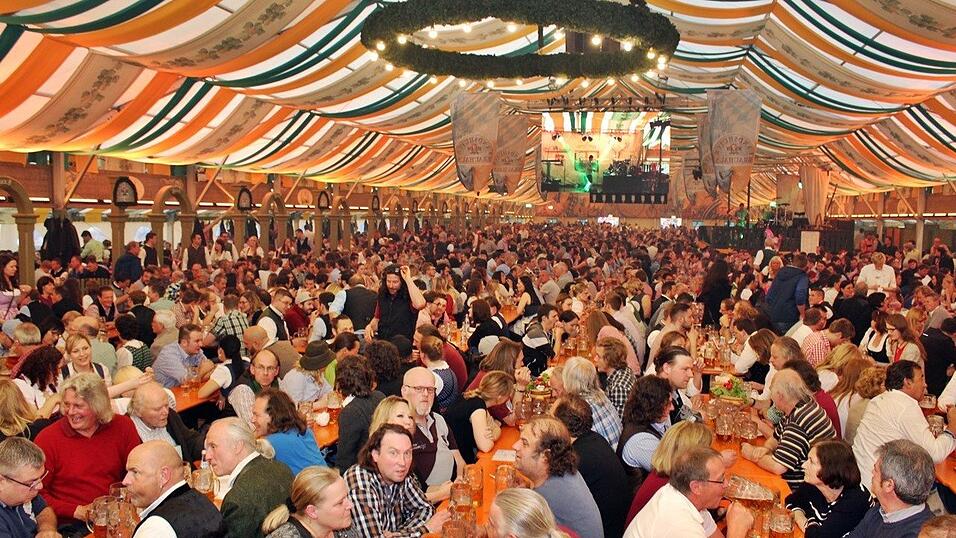 Die Frühjahrsdult 2017 in Landshut neigt sich dem Ende entgegen. Grund genug, noch einmal richtig in den Bierzelten zu feiern - abgerundet vom traditionellen Feuerwerk. Die Frühjahrsdult 2017 in Landshut neigt sich dem Ende entgegen. Grund genug, noch einmal richtig in den Bierzelten zu feiern - abgerundet vom traditionellen Feuerwerk.
