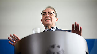 Bundesinnenminister Alexander Dobrindt will den Familiennachzug für bestimmte Flüchtlinge stoppen. Bundesinnenminister Alexander Dobrindt will den Familiennachzug für bestimmte Flüchtlinge stoppen.