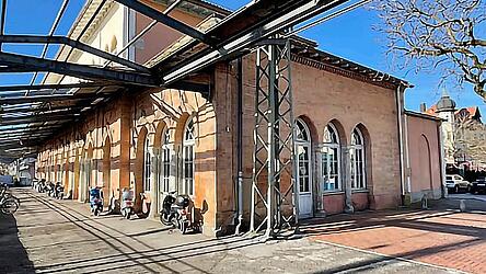 Blick vom Bahnsteig auf das alte Bahnhofsgebäude. Das denkmalgeschützte Gebäude ist in die Jahre gekommen. Aber ein wenig vom alten Glanz ist noch zu sehen. Blick vom Bahnsteig auf das alte Bahnhofsgebäude. Das denkmalgeschützte Gebäude ist in die Jahre gekommen. Aber ein wenig vom alten Glanz ist noch zu sehen.