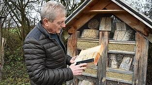 Thomas Hofstetter vom Imkerverein Mainburg bietet nicht nur Honigbienen ein Zuhause. Neben seinem Bienenhaus überwintern auch die Larven verschiedener Wildbienenarten. Thomas Hofstetter vom Imkerverein Mainburg bietet nicht nur Honigbienen ein Zuhause. Neben seinem Bienenhaus überwintern auch die Larven verschiedener Wildbienenarten.