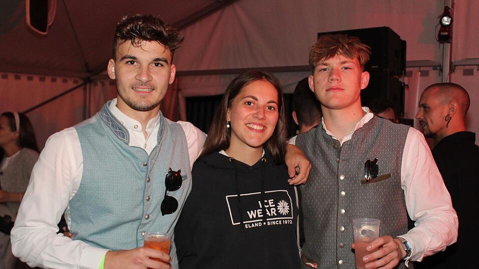 Zur Musik von Headless wurde ausgelassen gefeiert. Zur Musik von Headless wurde ausgelassen gefeiert.