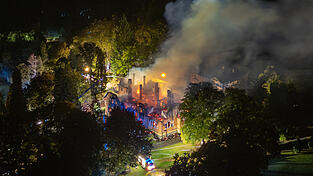 Das ehemalige Jagdschloss geriet wohl durch einen technischen Defekt in Brand. Das ehemalige Jagdschloss geriet wohl durch einen technischen Defekt in Brand.