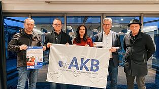 Rock Dein Herz Vorsitzender Peter Gregor, Lukas Schmalhofer, Daniela Pirkl, Bürgermeister Hans Schmalhofer und Vorsitzender der Aktion Knochenmarkspende Deggendorf Josef Schicho (v.l.). Rock Dein Herz Vorsitzender Peter Gregor, Lukas Schmalhofer, Daniela Pirkl, Bürgermeister Hans Schmalhofer und Vorsitzender der Aktion Knochenmarkspende Deggendorf Josef Schicho (v.l.).