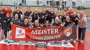 Der Titel-Traum ist wahr geworden: Die Roten Raben Vilsbiburg machten mit dem Heimerfolg über Grimma - zugleich der 24. Saisonsieg im 25. Spiel - die Meisterschaft in der 2. Liga Pro und damit die sportliche Qualifikation fürs Volleyball-Oberhaus perfekt. Entsprechend überschäumend war die Stimmung am Samstagabend bei Cheftrainer Guillermo Gallardo (3. von links) und seinen Mädels. Der Titel-Traum ist wahr geworden: Die Roten Raben Vilsbiburg machten mit dem Heimerfolg über Grimma - zugleich der 24. Saisonsieg im 25. Spiel - die Meisterschaft in der 2. Liga Pro und damit die sportliche Qualifikation fürs Volleyball-Oberhaus perfekt. Entsprechend überschäumend war die Stimmung am Samstagabend bei Cheftrainer Guillermo Gallardo (3. von links) und seinen Mädels.