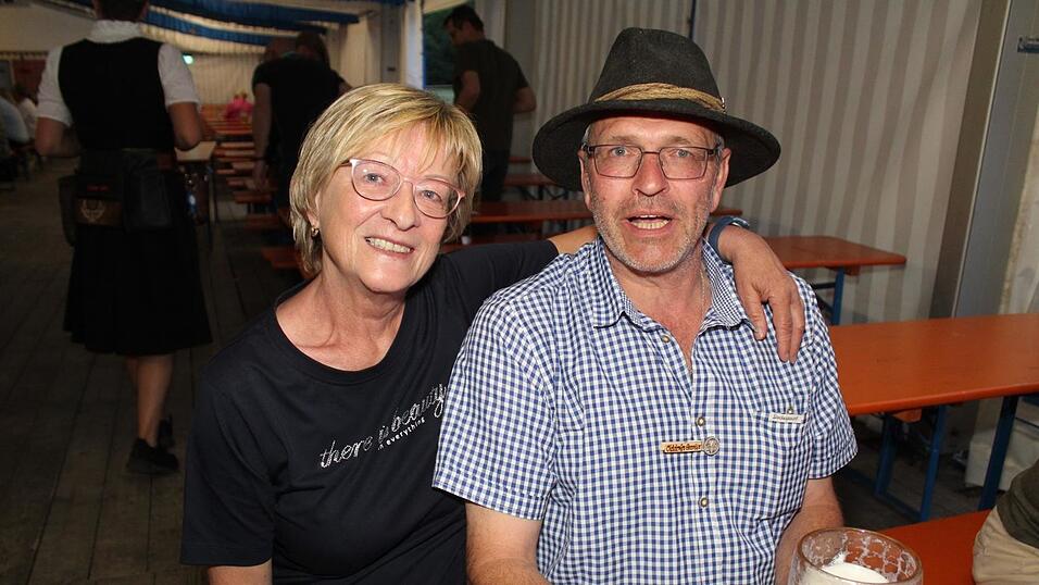 Zur Musik von Headless wurde ausgelassen gefeiert. Zur Musik von Headless wurde ausgelassen gefeiert.