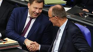 Es ist noch einmal gut gegangen: Klingbeil und Merz atmen auf. Es ist noch einmal gut gegangen: Klingbeil und Merz atmen auf.