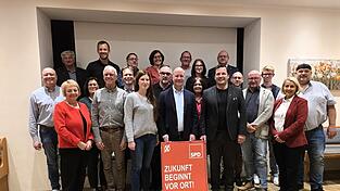 Die SPD-Kandidaten mit (ab 3.v.l.) Kreisvorsitzende Susanne Riedl, Bürgermeister und Osterhofener Ortsvorsitzende Thomas Etschmann sowie Matthias Meier als Ortsvorsitzender Gergweis. Die SPD-Kandidaten mit (ab 3.v.l.) Kreisvorsitzende Susanne Riedl, Bürgermeister und Osterhofener Ortsvorsitzende Thomas Etschmann sowie Matthias Meier als Ortsvorsitzender Gergweis.