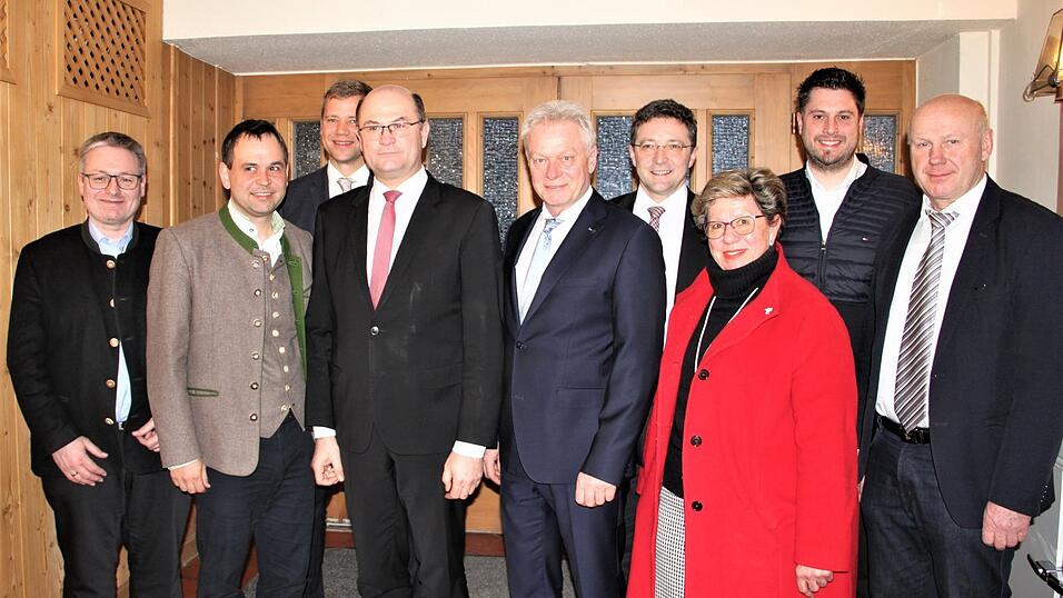 Der neue gewählte Bezirksvorstand der Kommunalpolitischen Vereinigung der CSU mit dem Gastredner der Veranstaltung, Bayerns Finanzminister Albert Füracker (vorne, dritter von links). Als Vorsitzender bestätigt wurde MdB Alois Rainer (vorne, vierter von links). Der neue gewählte Bezirksvorstand der Kommunalpolitischen Vereinigung der CSU mit dem Gastredner der Veranstaltung, Bayerns Finanzminister Albert Füracker (vorne, dritter von links). Als Vorsitzender bestätigt wurde MdB Alois Rainer (vorne, vierter von links).