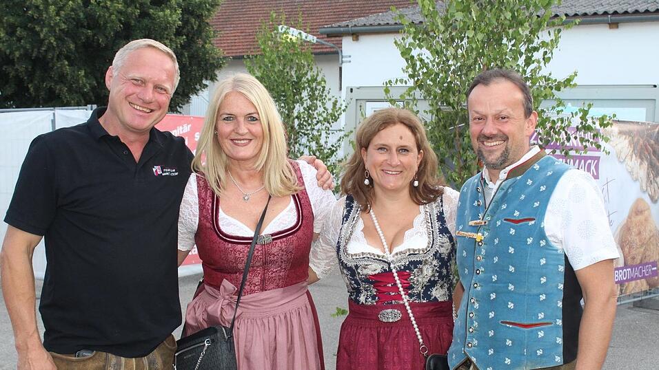 Zur Musik von Headless wurde ausgelassen gefeiert. Zur Musik von Headless wurde ausgelassen gefeiert.