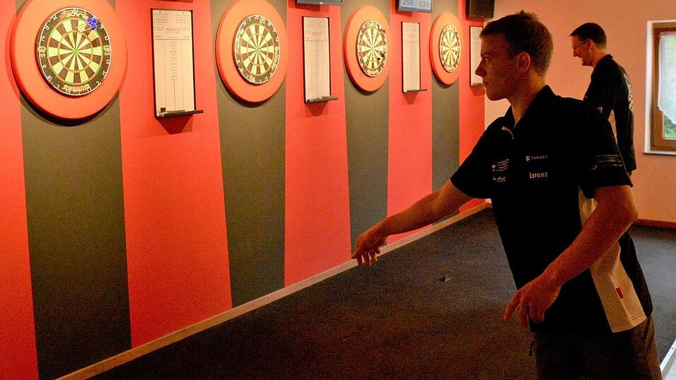 Ruhige Hand, kühler Kopf - beim Darts kommt es nicht nur auf das Werfen an. Ruhige Hand, kühler Kopf - beim Darts kommt es nicht nur auf das Werfen an.