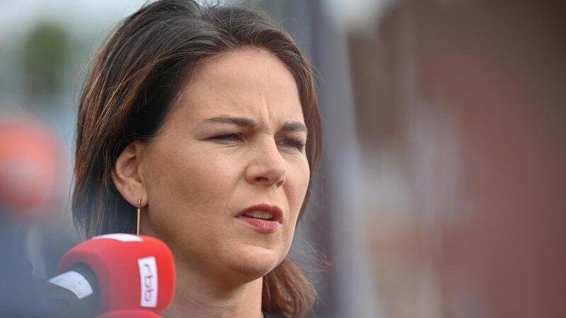 Annalena Baerbock spricht bei einem Wahlkampfauftritt zu Journalisten. Annalena Baerbock spricht bei einem Wahlkampfauftritt zu Journalisten.