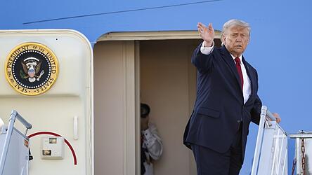 US-Präsident Donald Trump stieg in Ankara zwar in die Präsidentenmaschine Air Force One ein, wechselte aber dann aber sein Gefährt. US-Präsident Donald Trump stieg in Ankara zwar in die Präsidentenmaschine Air Force One ein, wechselte aber dann aber sein Gefährt.