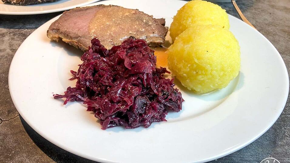 Zum klassischen Sauerbraten passen neben Knödeln und Rotkohl auch Gemüse und Baguette. Zum klassischen Sauerbraten passen neben Knödeln und Rotkohl auch Gemüse und Baguette.