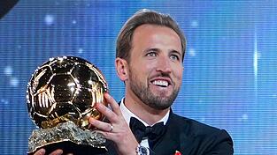 Harry Kane mit dem Ballon d'Or, mit dem der Bayern-Torjäger vor dem Pokalspiel gegen Magdeburg ausgezeichnet worden ist. Harry Kane mit dem Ballon d'Or, mit dem der Bayern-Torjäger vor dem Pokalspiel gegen Magdeburg ausgezeichnet worden ist.