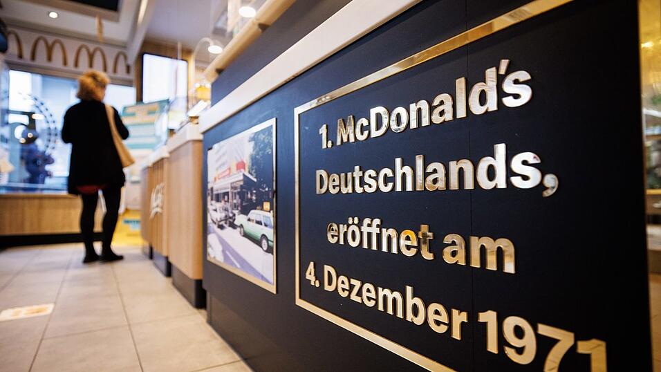 Der Schriftzug '1. McDonald's Deutschlands, eröffnet am 4. Dezember 1971' ist in einer Filiale der Fastfoodkette McDonald's in der Martin-Luther-Straße im Münchner Stadtteil Giesing zu sehen. Die Filiale hatte am 4. Dezember 1971 als erste McDonald's-Filiale in Deutschland ihre Pforten geöffnet. Der Schriftzug '1. McDonald's Deutschlands, eröffnet am 4. Dezember 1971' ist in einer Filiale der Fastfoodkette McDonald's in der Martin-Luther-Straße im Münchner Stadtteil Giesing zu sehen. Die Filiale hatte am 4. Dezember 1971 als erste McDonald's-Filiale in Deutschland ihre Pforten geöffnet.