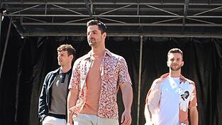 Models präsentieren auf dem Laufsteg die neuen Modetrends. Models präsentieren auf dem Laufsteg die neuen Modetrends.