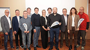 Von links: Jugendamtsleiter Johann Götz, Josef Weitzer, Wolfgang Schmid, KJR-Vizevorsitzender Josef Steinberger, Landtagsabgeordneter Patrick Grossmann, die neue Geschäftsführerin Susanne Knöpfle, Korbinian Fink, KJR-Vorsitzender Fabian Kaptein, Bürgermeister Hans Thiel, Landrätin Tanja Schweiger und Bezirksjugendringsvorsitzender Detlef Staude. Von links: Jugendamtsleiter Johann Götz, Josef Weitzer, Wolfgang Schmid, KJR-Vizevorsitzender Josef Steinberger, Landtagsabgeordneter Patrick Grossmann, die neue Geschäftsführerin Susanne Knöpfle, Korbinian Fink, KJR-Vorsitzender Fabian Kaptein, Bürgermeister Hans Thiel, Landrätin Tanja Schweiger und Bezirksjugendringsvorsitzender Detlef Staude.