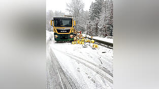 Ein Bierlaster kam auf der Kreisstraße zwischen Brennberg und Frauenzell ins Rutschen. Mehrere Kästen fielen von der Ladefläche Ein Bierlaster kam auf der Kreisstraße zwischen Brennberg und Frauenzell ins Rutschen. Mehrere Kästen fielen von der Ladefläche