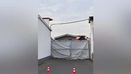 Hinter Sichtschutz verborgen kümmern sich die Kriminalpolizei und ein Gutachter um die Aufklärung, wie es zu dem tödlichen Betriebsunfall kommen konnte. Hinter Sichtschutz verborgen kümmern sich die Kriminalpolizei und ein Gutachter um die Aufklärung, wie es zu dem tödlichen Betriebsunfall kommen konnte.