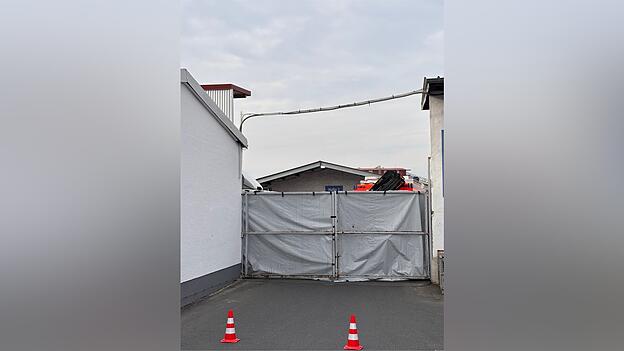 Hinter Sichtschutz verborgen kümmern sich die Kriminalpolizei und ein Gutachter um die Aufklärung, wie es zu dem tödlichen Betriebsunfall kommen konnte. Hinter Sichtschutz verborgen kümmern sich die Kriminalpolizei und ein Gutachter um die Aufklärung, wie es zu dem tödlichen Betriebsunfall kommen konnte.