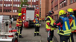 Die Feuerwehr war mit etwa 100 Kräften vor Ort. Die Feuerwehr war mit etwa 100 Kräften vor Ort.