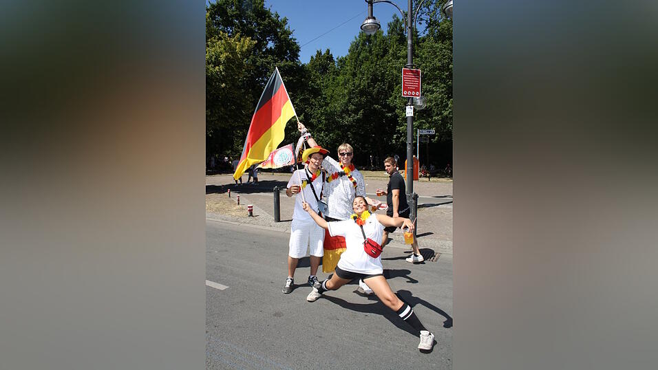Christian Fertl war am Sonntag auf der Fanmeile in Berlin und erlebte dort das Achtelfinale gegen England auf Großleinwand. Christian Fertl war am Sonntag auf der Fanmeile in Berlin und erlebte dort das Achtelfinale gegen England auf Großleinwand.