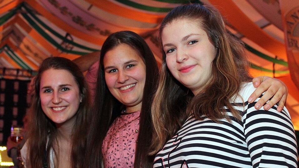 Die Frühjahrsdult 2017 in Landshut neigt sich dem Ende entgegen. Grund genug, noch einmal richtig in den Bierzelten zu feiern - abgerundet vom traditionellen Feuerwerk. Die Frühjahrsdult 2017 in Landshut neigt sich dem Ende entgegen. Grund genug, noch einmal richtig in den Bierzelten zu feiern - abgerundet vom traditionellen Feuerwerk.