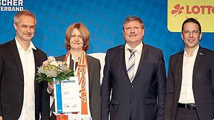 Mit FSV-Schal auf der großen Bühne: BFV-Präsident Christoph Kern (r.) und Frauen-Bundestrainer Christian Wück (l.) überreichten mit Ehrenamtsbeauftragten Rudolf Hamberger Melanie Fröschl die Urkunde zum Ehrenamtspreis des Bayerischen Fußbalverbandes. Mit FSV-Schal auf der großen Bühne: BFV-Präsident Christoph Kern (r.) und Frauen-Bundestrainer Christian Wück (l.) überreichten mit Ehrenamtsbeauftragten Rudolf Hamberger Melanie Fröschl die Urkunde zum Ehrenamtspreis des Bayerischen Fußbalverbandes.