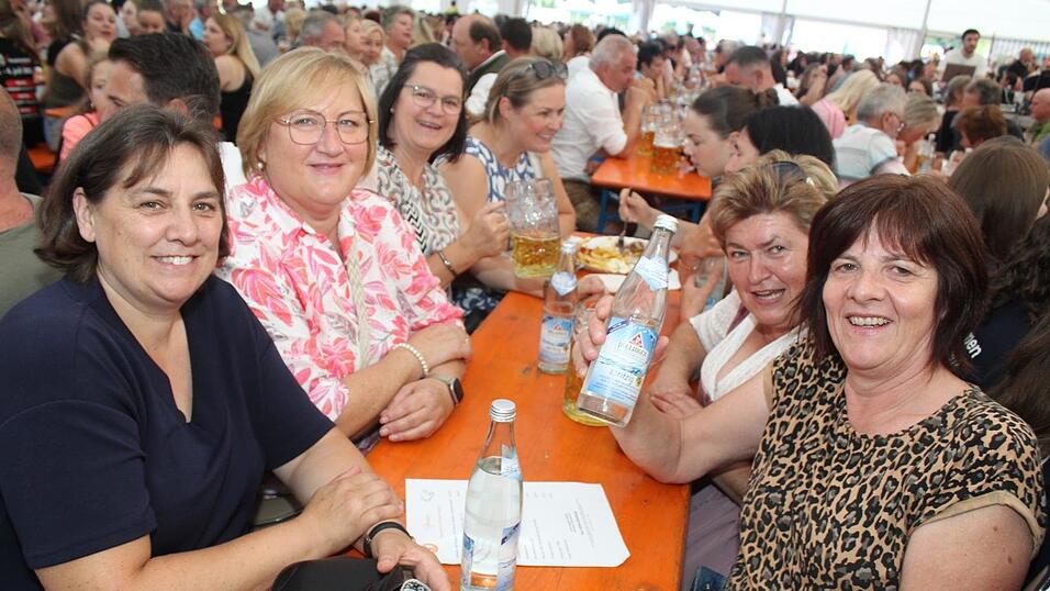 Zur Musik von Headless wurde ausgelassen gefeiert. Zur Musik von Headless wurde ausgelassen gefeiert.