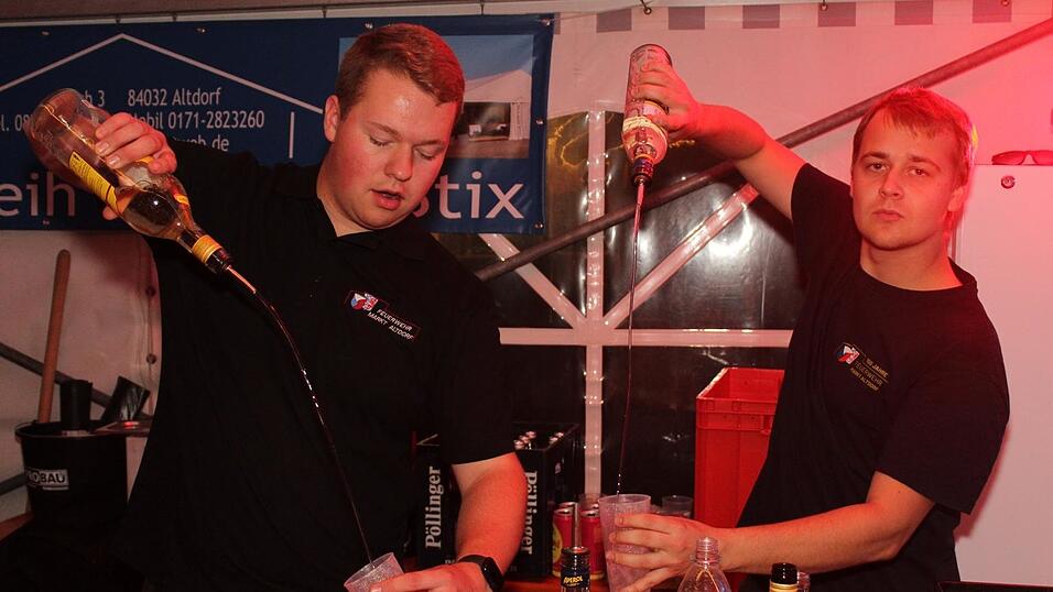 Zur Musik von Headless wurde ausgelassen gefeiert. Zur Musik von Headless wurde ausgelassen gefeiert.