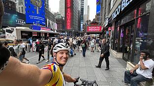 Endlich angekommen: Florian Scherübl nach 101 Tagen Fahrrad fahren auf dem Times Square in New York City. Endlich angekommen: Florian Scherübl nach 101 Tagen Fahrrad fahren auf dem Times Square in New York City.