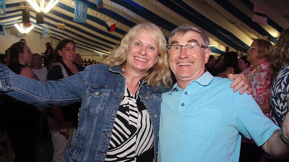 Zur Musik von Headless wurde ausgelassen gefeiert. Zur Musik von Headless wurde ausgelassen gefeiert.