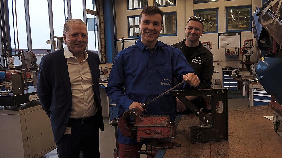 Norbert Anger, Standortleiter von MAN Energy Solutions Deggendorf (l.), und Ausbildungsleiter Christian Brandl (r.) freuen sich, dass mit Andreas Eder der beste Azubi Deutschlands im Bereich Konstruktionsmechanik aus ihrem Hause kommt. Norbert Anger, Standortleiter von MAN Energy Solutions Deggendorf (l.), und Ausbildungsleiter Christian Brandl (r.) freuen sich, dass mit Andreas Eder der beste Azubi Deutschlands im Bereich Konstruktionsmechanik aus ihrem Hause kommt.