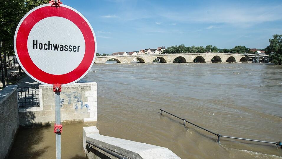 In Regensburg bereitet man sich wegen des Tauwetters auf Hochwasser vor. In Regensburg bereitet man sich wegen des Tauwetters auf Hochwasser vor.