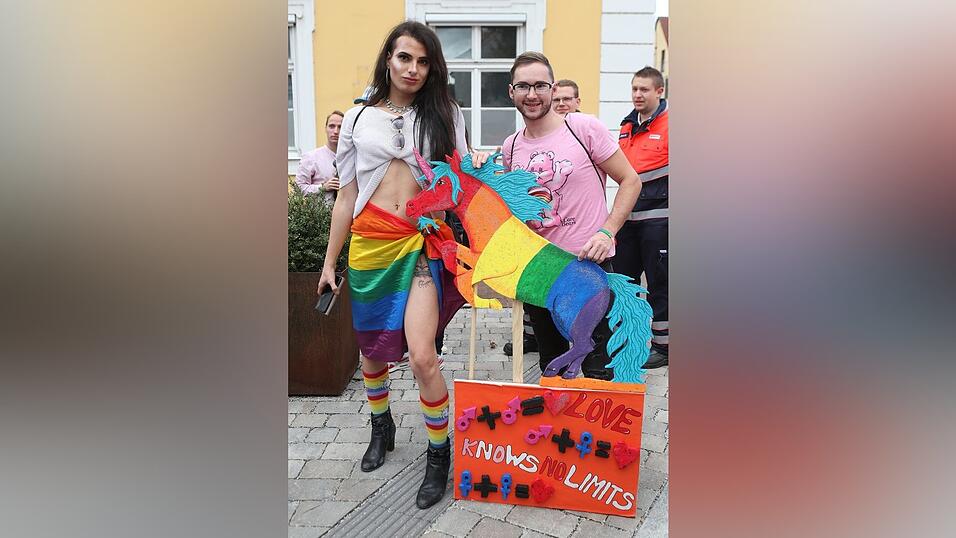 Knapp 2.000 Teilnehmer feierten am Samstag in Landhut den ersten Christopher-Street-Day Niederbayerns. Knapp 2.000 Teilnehmer feierten am Samstag in Landhut den ersten Christopher-Street-Day Niederbayerns.